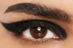 maybelline-eyeliner-gallery-thick-wing-look-3x4-main